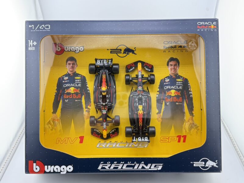 測試零元起標 Bburago 1/43 Oracle Red Bull Racing Formula 1 雙車相框套組