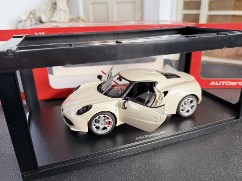 《車友代標》 AUTOart 1/18 Alfa Romeo 4C 白色