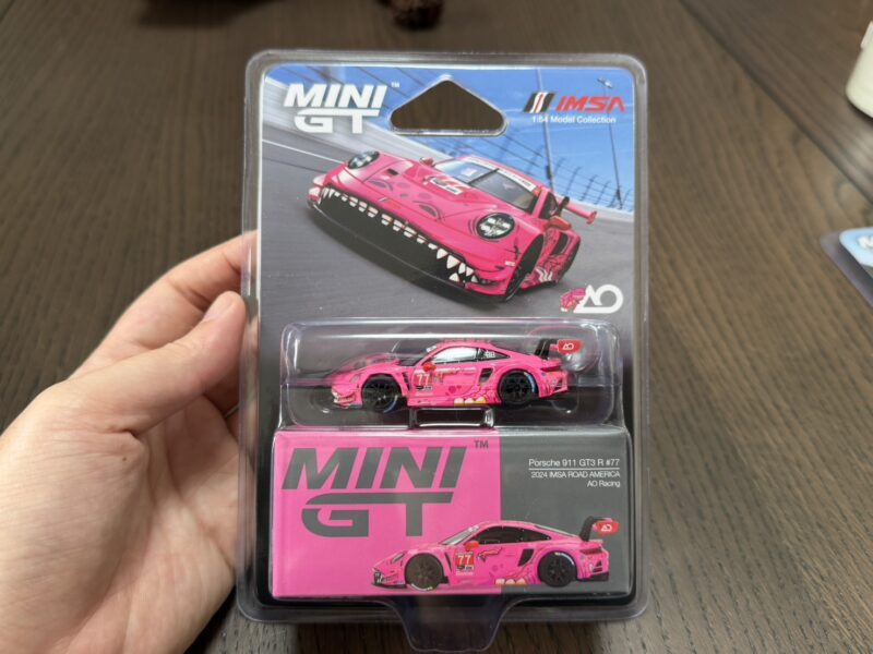 《車友代標》MINI GT 1052 Porsche 911 GT3 R #77 AO Racing 2024 IMSA 粉恐龍 《車友代標》MINI GT 1052 Porsche 911 GT3 R #77 AO Racing 2024 IMSA 粉恐龍