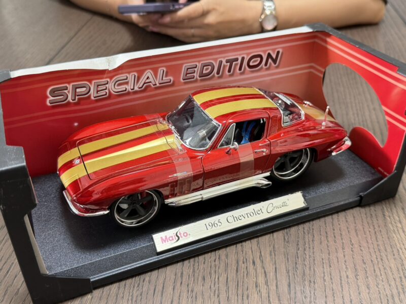 《車友代標》 Maisto 1/18 1965 chevrolet corvette 《車友代標》 Maisto 1/18 1965 chevrolet corvette
