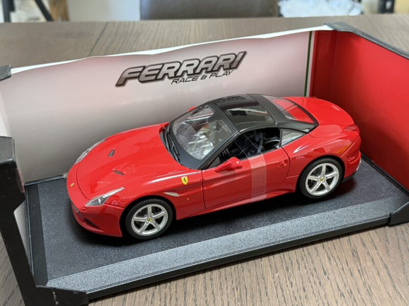 《車友代標》 Burago 1/18 合金全可開 法拉利 California 加州 標準紅 《車友代標》 Burago 1/18 合金全可開 法拉利 California 加州 標準紅