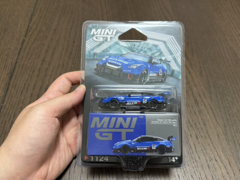 《車友代標》 MINI GT No.1124 Nissan LBWK 35GT-RR Ver.2 Blue