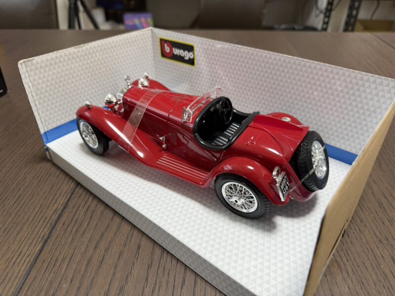 《車友代標》 burago 1/18 Alfa Romeo 8C 2003 Spider Touring 1932 《車友代標》 burago 1/18 Alfa Romeo 8C 2003 Spider Touring 1932