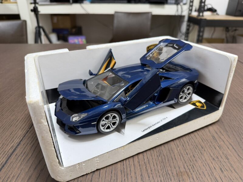 《車友代標》 Burago 1/18 全可開 Lamborghini Aventador LP 700-4藍色 《車友代標》 Burago 1/18 全可開 Lamborghini Aventador LP 700-4藍色