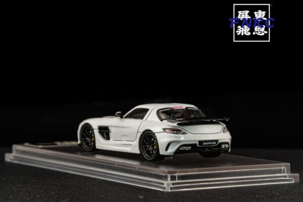 《海外調回絕版品》 FW 1/64 賓士 SLS 白色 鷗翼門 三開