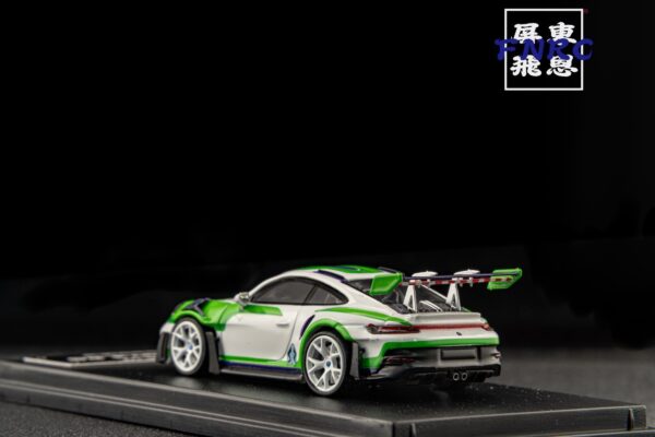 SIXTY FOUR 1/64 保時捷 992 GT3 RS 巴斯光年